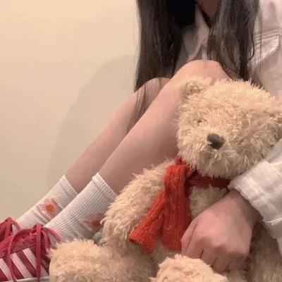 国民男神机场牵手女助理，好友出面澄清，一夜之间持续发酵